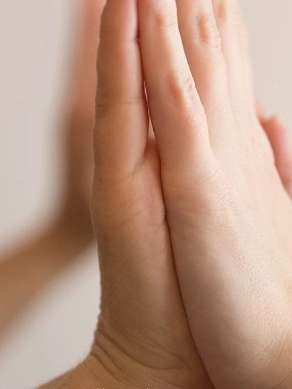 Mains jointes en prière