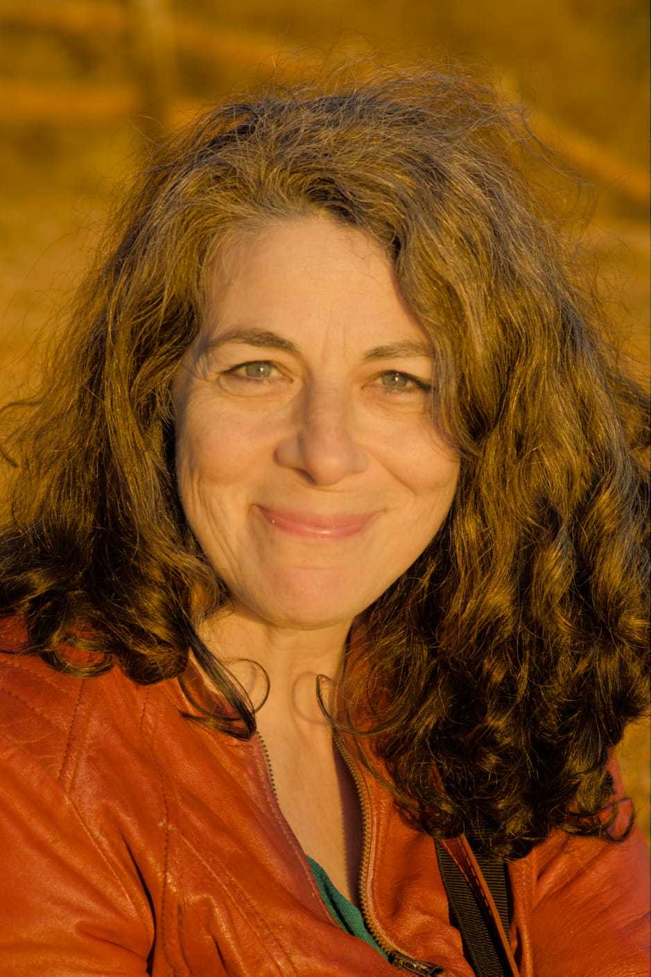 Femme souriante en veste rouge